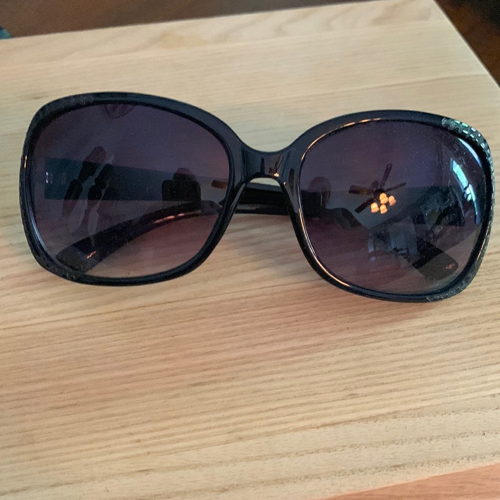 Brand new and gorgeous Oscar De La Renta sunglasses!!!